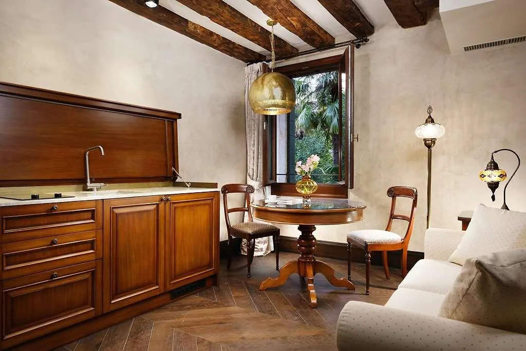 Hotel Theodora Empress Apartment Venice